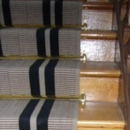 Revêtement d'un Tapis nouveau d'escalier dans un immeuble parisien